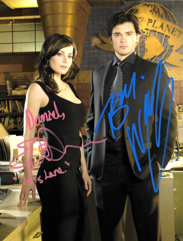 Signed photo of Tom Welling and Erica Durance in the Daily Planet Office